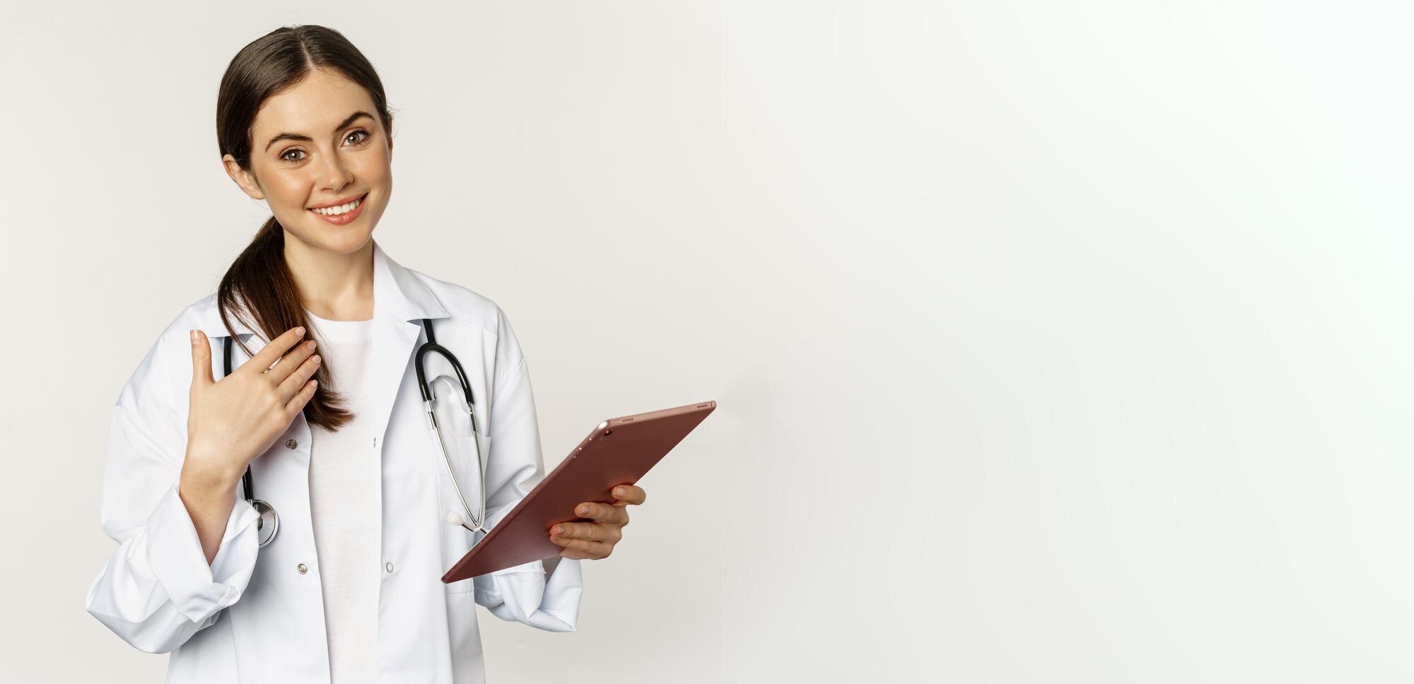 doctora-sonriente-sosteniendo-tablet
